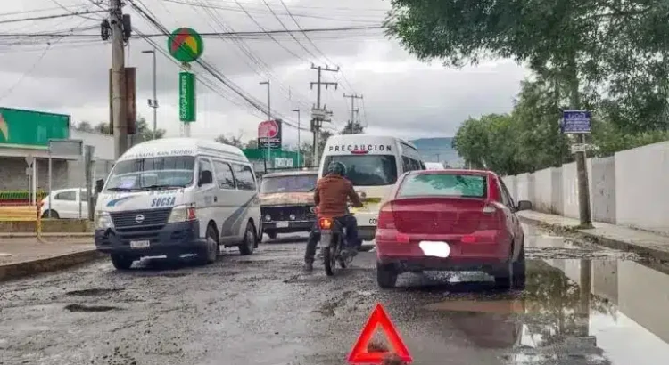 Tulancingo rellena baches con gravilla para evitar daños a vehículos