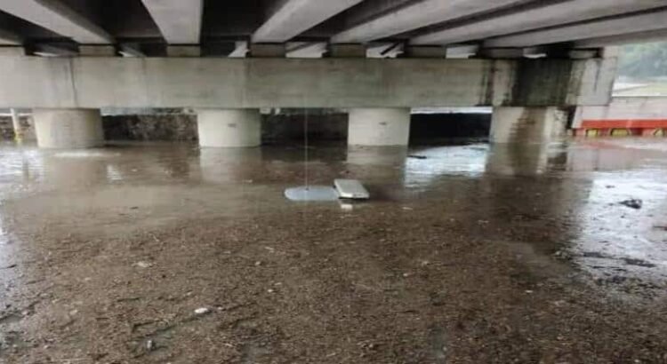 Patrulla de Hidalgo queda sumergida por inundación en Tlaxcala