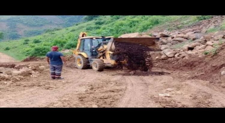 Reportan derrumbes en carreteras y caminos, tras lluvias en Hidalgo