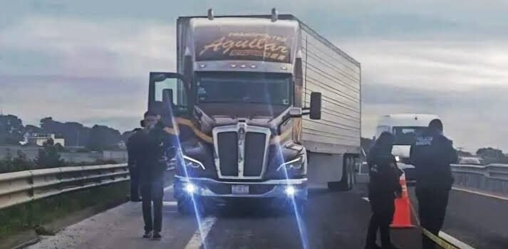 Muere trailero en presunto asalto en la carretera México-Tuxpan, Tulancingo