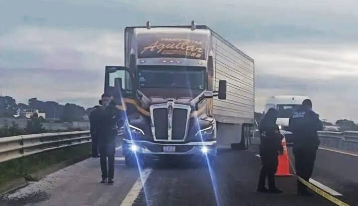 Muere trailero en presunto asalto en la carretera México-Tuxpan, Tulancingo