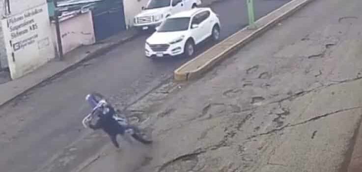 Motociclista resulta lesionado tras realizar acrobacia en calles de Tulancingo