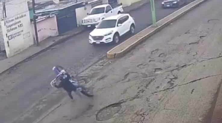 Motociclista resulta lesionado tras realizar acrobacia en calles de Tulancingo
