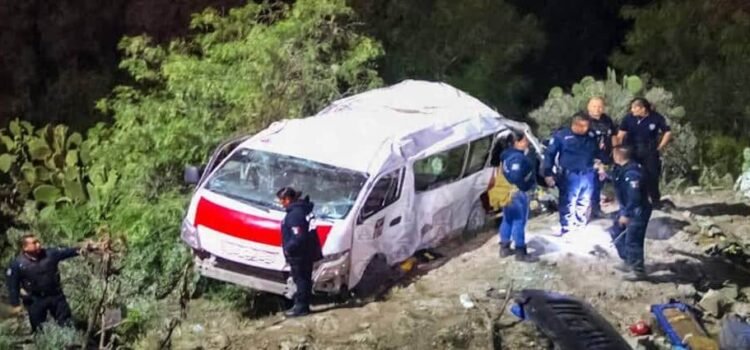 Camioneta cae a barranco en Hidalgo; un muerto y un herido grave