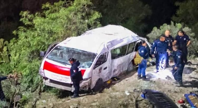 Camioneta cae a barranco en Hidalgo; un muerto y un herido grave