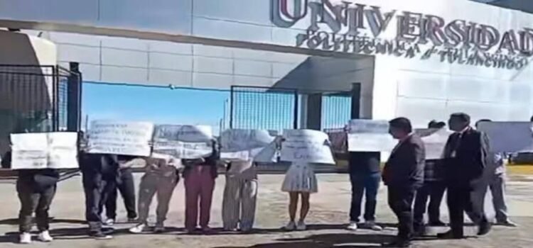 Dan de baja a alumno que golpeó a profesor en universidad de Hidalgo; estudiantes se manifiestan contra acoso escolar