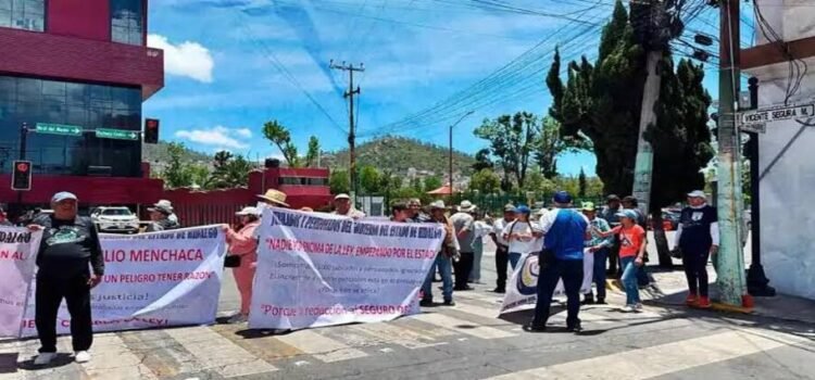 Protestan jubilados en Hidalgo; demandan ajuste al pago de sus pensiones