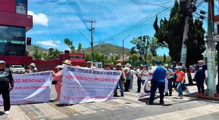 Protestan jubilados en Hidalgo; demandan ajuste al pago de sus pensiones