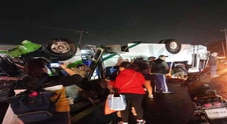 Volcadura de autobús de pasajeros deja al menos 20 heridos en Hidalgo