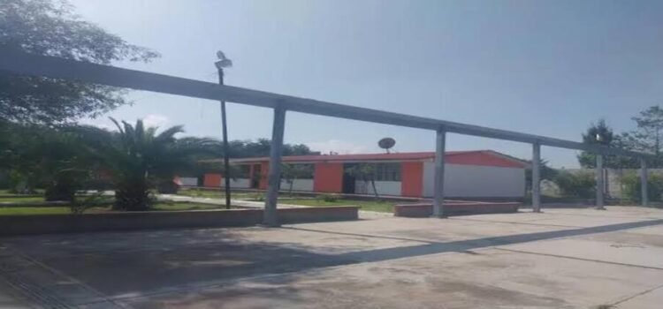 Roban escuelas durante vacaciones de verano
