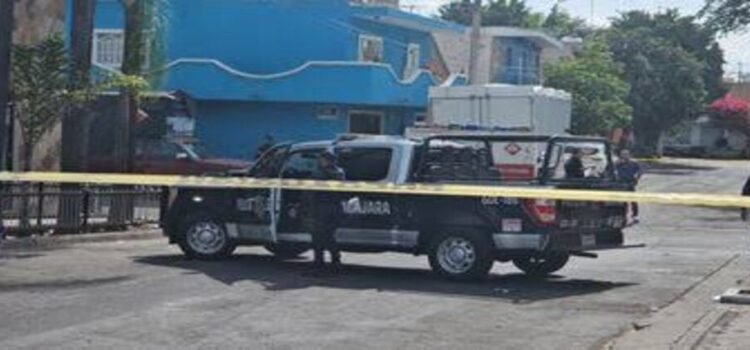 Muere hombre atropellado por su propia camioneta