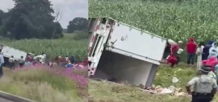 Tras volcar, tráiler pierde su carga por rapiña en límites entre Hidalgo y el Edomex