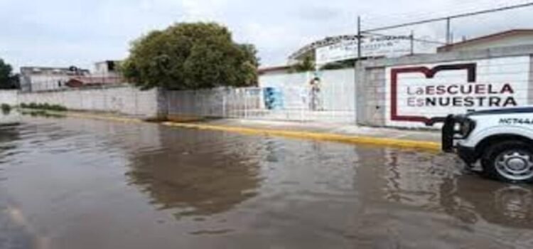 Se desborda río Tlautla en Hidalgo; reportan afectaciones en calles y suspenden clases en una escuela