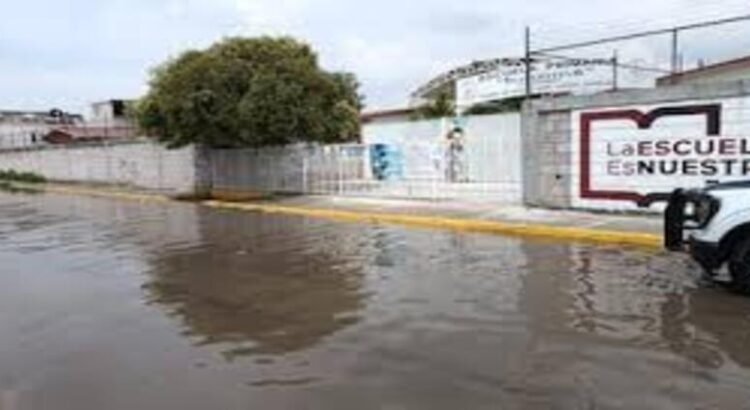 Se desborda río Tlautla en Hidalgo; reportan afectaciones en calles y suspenden clases en una escuela