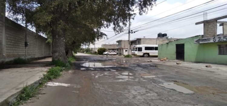 Piden pavimentar calle que lleva 30 años sin atención en Tula de Allende
