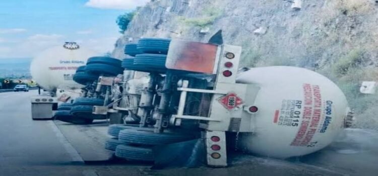 Volcadura de pipa de gas provoca cierre en autopista Arco Norte en Hidalgo