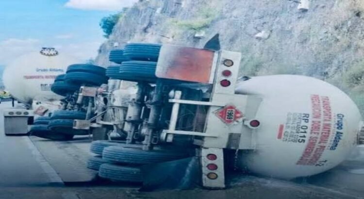 Volcadura de pipa de gas provoca cierre en autopista Arco Norte en Hidalgo