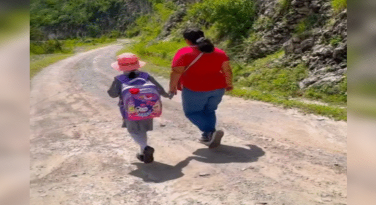 En la Sierra de Hidalgo, niña indígena camina 16 kilómetros para tomar clases