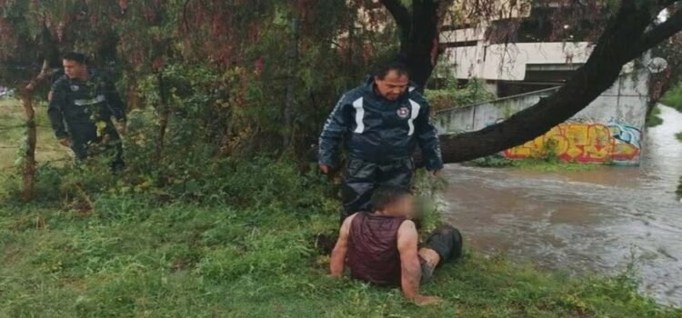 Rescatan a hombre que cayó en drenaje pluvial durante fuerte lluvia en Hidalgo