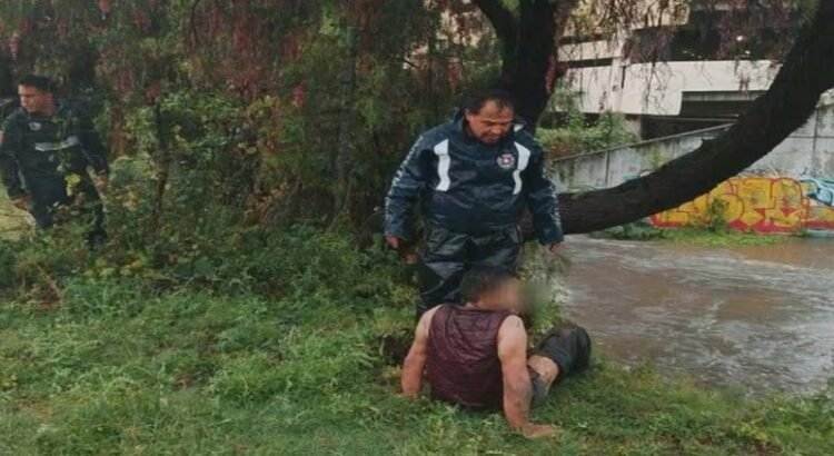 Rescatan a hombre que cayó en drenaje pluvial durante fuerte lluvia en Hidalgo