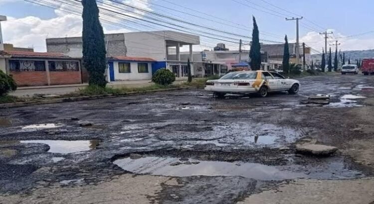 Por baches bloquean carretera en zona metropolitana de Pachuca Por baches bloquean carretera en zona metropolitana de Pachuca