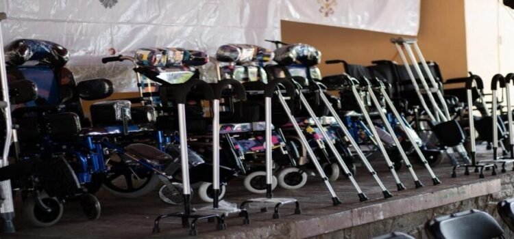 190 familias reciben sillas de ruedas, bastones y aparatos auditivos en Hidalgo