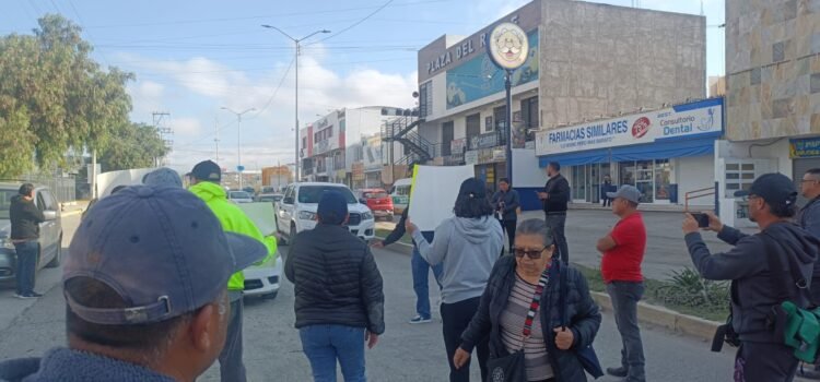 Locatarios del mercado de Tulancingo protestan por aumento en cuotas