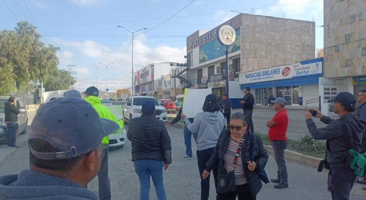 Locatarios del mercado de Tulancingo protestan por aumento en cuotas