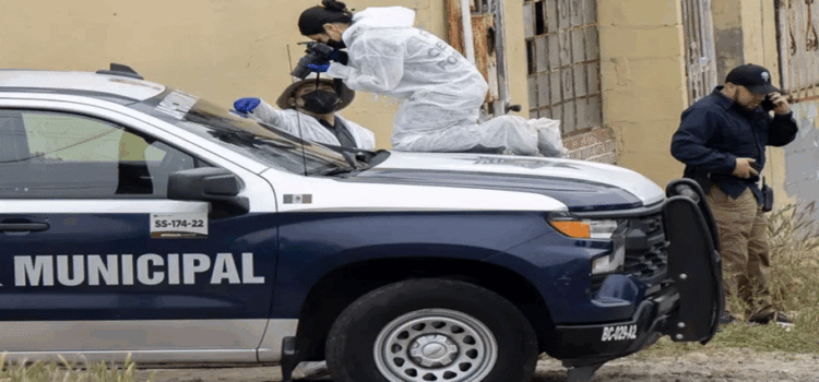 Sujetos armados golpean, balean y esposan a policía de Hidalgo a su patrulla
