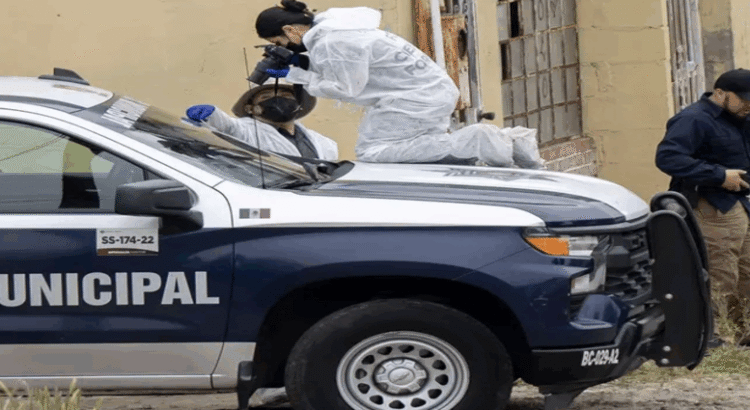 Sujetos armados golpean, balean y esposan a policía de Hidalgo a su patrulla