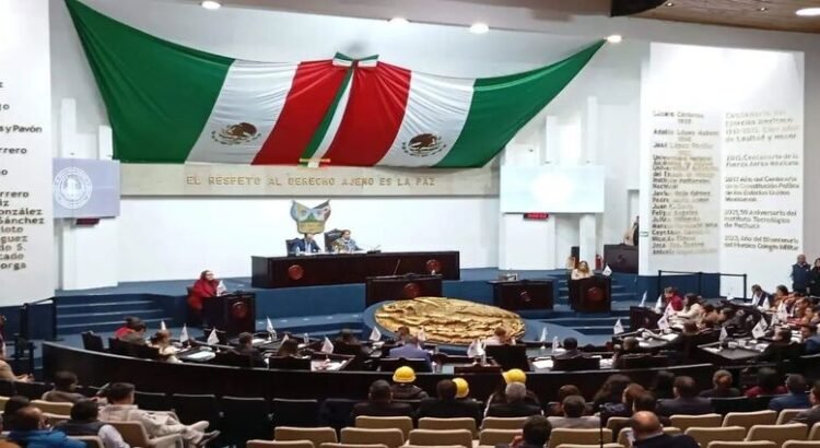 Inician desmantelamiento del Salón de Plenos de Congreso de Hidalgo