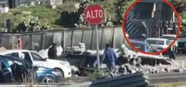 Volcadura de camión cargado de cervezas desata rapiña de habitantes en la México-Tulancingo