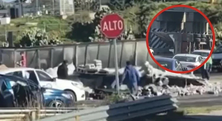 Volcadura de camión cargado de cervezas desata rapiña de habitantes en la México-Tulancingo