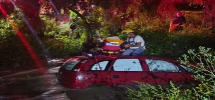 Rescatan a conductor atrapado en su auto tras ser arrastrado por corriente de río en Mineral de la Reforma