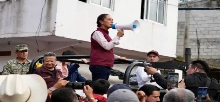 Claudia Sheinbaum recorre zonas siniestradas en la sierra de Hidalgo