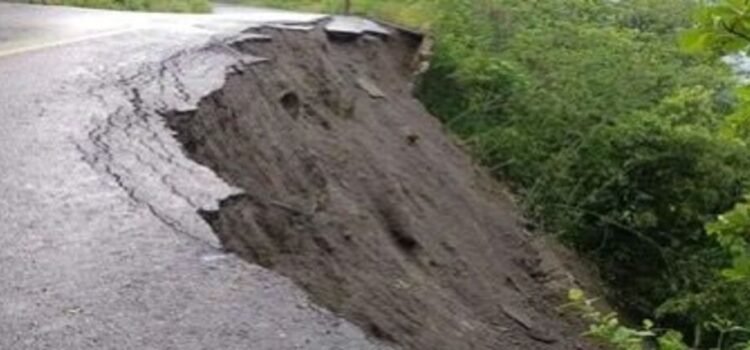 Lluvias intensas provocan deslaves y cortes de energía en la Sierra de Hidalgo