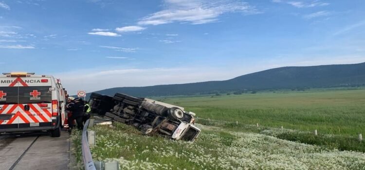 Tractocamión vuelca en el Arco Norte y provoca caos vial en Hidalgo