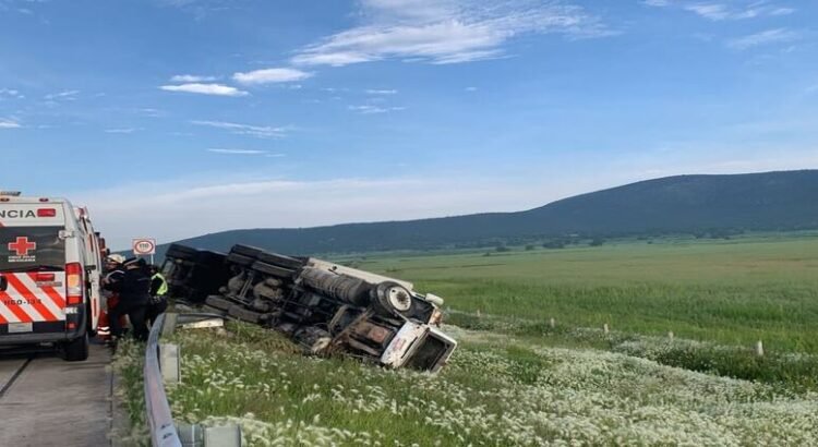 Tractocamión vuelca en el Arco Norte y provoca caos vial en Hidalgo
