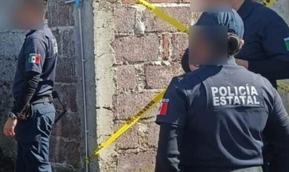 Sacan cadáver envuelto en plástico del fondo de una cisterna en Tulancingo