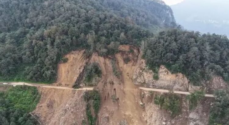 Deslave mantiene incomunicadas a cuatro comunidades en Hidalgo