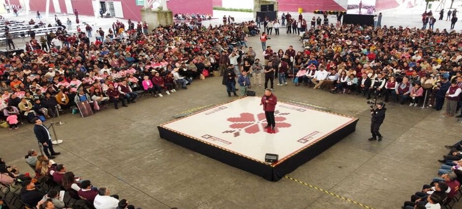 Julio Menchaca inicia entrega de tarjetas de programas sociales en Hidalgo