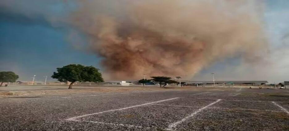 Fuertes ráfagas de viento derriban puestos en central de abastos de Actopan